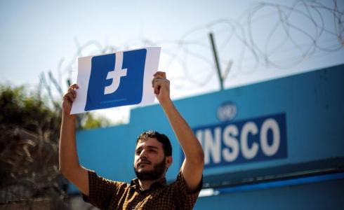 فلسطيني يحتج على سياسة فيسبوك