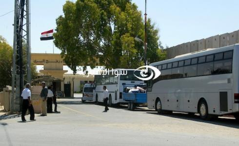 حافلات تنتظر أمام بوابة معبر رفح البري
