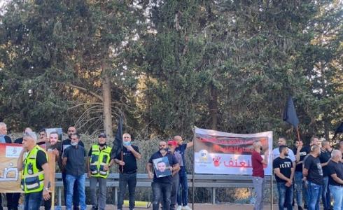 متظاهرون يغلقون الشوارع أمام مركز شرطة مسجاف