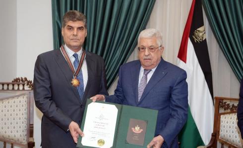 الرئيس محمود عباس يكرم اللواء حازم عطا الله بمناسبة انتهاء مهامه مديرا للشرطة الفلسطينية