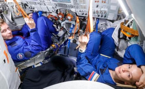 طاقم أول فيلم روسي يصور في الفضاء