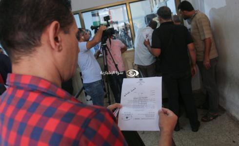 توافد مواطني غزة لاستلام موافقات "لم الشمل" في مقر الشؤون المدنية