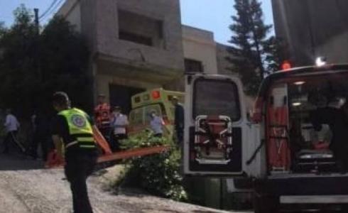 اصابة خطيرة لشاب سقط من سيارة في الداخل المحتل