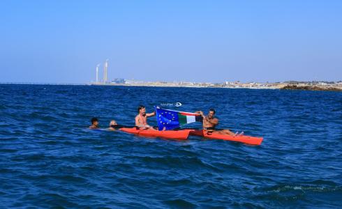 ممثل الاتحاد الأوروبي في فلسطين يسبح في بحر غزة