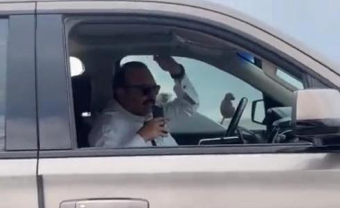 تواضع الأمير تركي بن طلال في مساعدته لمواطن سعودي