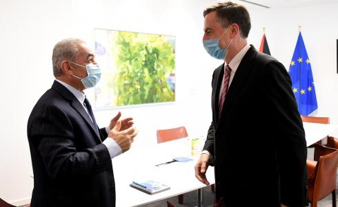 اشتية خلال لقائه رئيس لجنة الشؤون الخارجية في البرلمان الأوروبي ديفيد ماكليستر