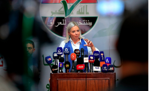 جينين هينس المبعوثة الخاصة لبعثة الأمم المتحدة في العراق خلال الأعلان عن مهام طواقمهم في الانتخابات العراقية