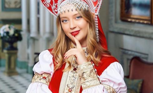 الروسية كسينيا دافيدوفا المتوجة بلقب أجمل امرأة متزوجة في العالم لعام 2021