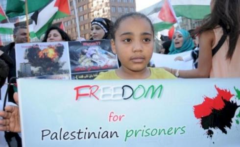 متظاهرون يعطلون مباراة كرة قدم في شيكاغو.