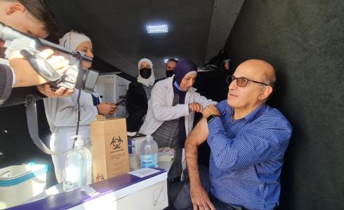 د. غنام ومديرا الصحة والشرطة في رام الله والبيرة يطلقون حملة تطعيم ميدانية