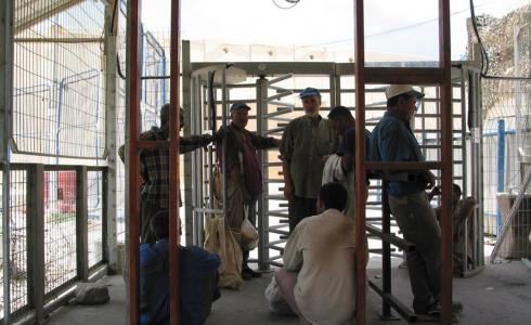 عمال من غزة ينتظرون الدخول عبر معبر ايرز عام 2005