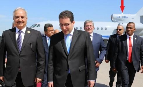 خليفة حفتر(يسار)