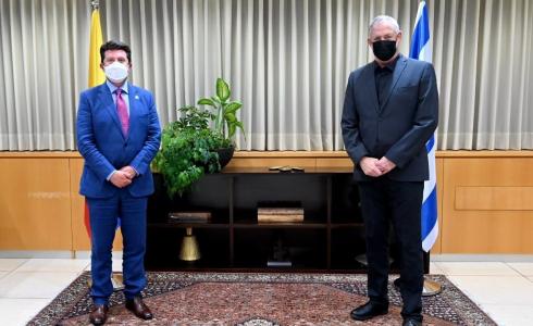 بيني غانتس مع نظيره الكولومبي دياعو مولانو