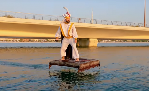 الشاب الامريكي "مارك داتون" والذي يرتدي زي شخصية علاء الدين الشهيرة ويطير على بساطه العجيب