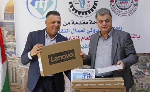 اتحاد العمل يوزّع أجهزة كمبيوتر لصحفيي غزة