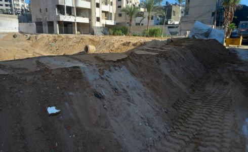 بلدية غزة تشرع بتأمين محيط المناطق التي تعرضت لأضرار خلال الحرب الأخيرة