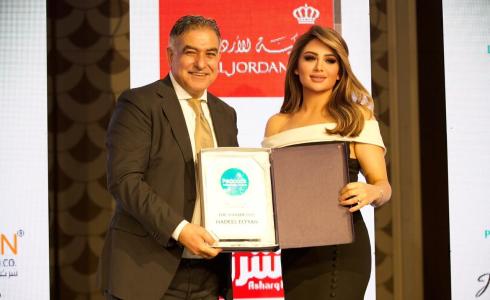 الإعلامية الفلسطينية هديل عليان تتسلم جائزة أفضل إعلامية عربية لعام 2021 في عمّان
