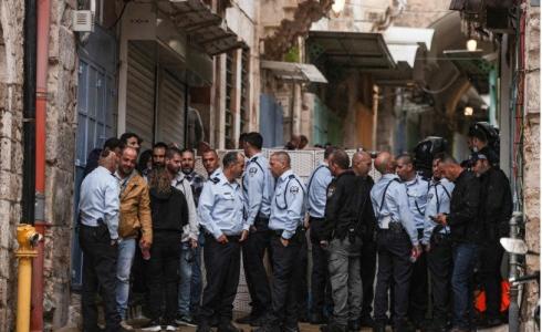 عناصر الشرطة الاسرائيلية بالقرب من مكان اطلاق النار قرب باب السلسلة بالقدس