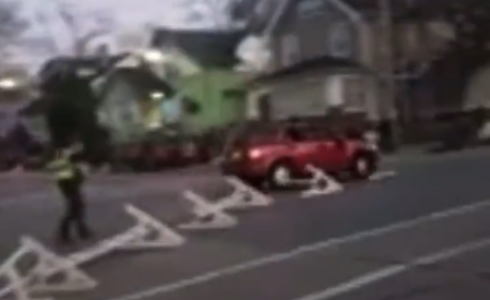 أثناء مطاردة الشرطة للسيارة التي اقتحمت جموع الناس في ولاية "ويسكونسن" الأمريكية