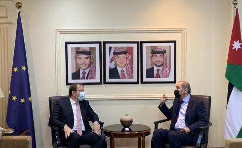 وزير الخارجية الأردني أيمن الصفدي مع المفوض الأوروبي لشؤون التوسع والجوار في الاتحاد الأوروبي أوليفر فارهيلي
