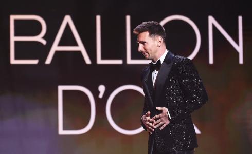 ليونيل ميسي يفوز بجائزة الكرة الذهبية 2021