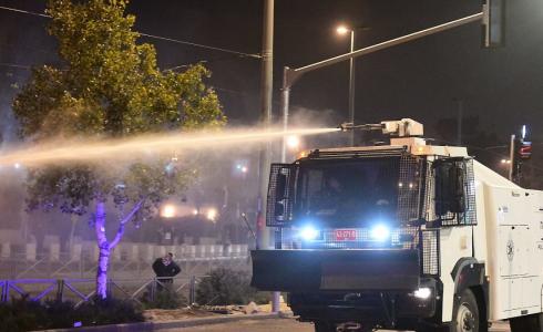 سيارة مياه عادمة لتفريق المتظاهرين