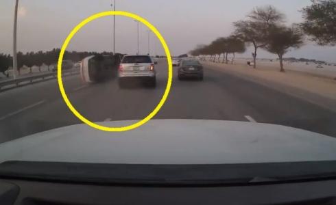 لحظة انقلاب مركبة على طريق العزيزية في السعودية