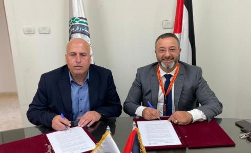 أثناء توقيع الاتفاقية