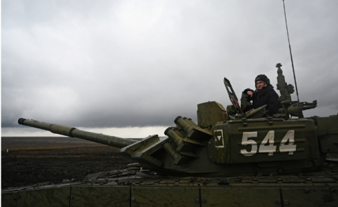 مدرعة روسية على الحدود الاوكرانية الروسية