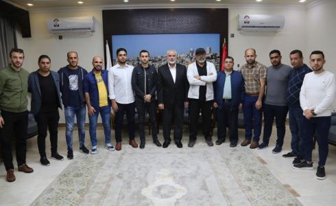 اسماعيل هنية خلال استقبال الوفد الإعلامي الفلسطيني