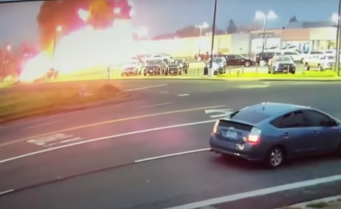 لحظن انفجار الطائرة بجمع من السيارات في ولاية أوريجون الأمريكية