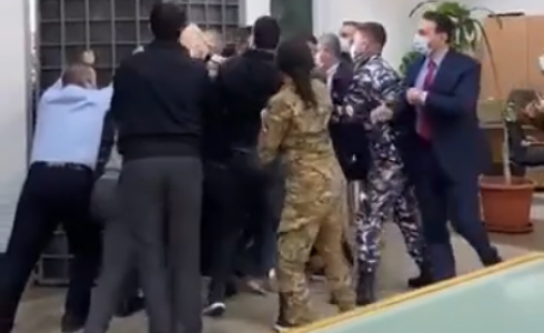 عناصر من الجيش اللبناني أثناء تدافعهم أمام بوابة أحد المصارف في بيروت