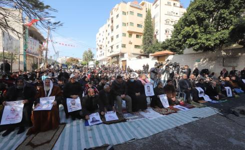غزة: فلسطينيون يؤدون صلاة الجمعة أمام مقر الصليب الأحمر نصرة للأسرى