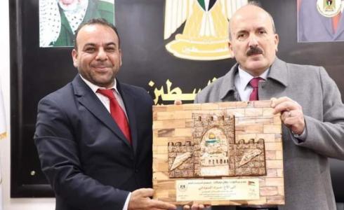 المفوض السياسي العام يكرم الشاعر السوداني