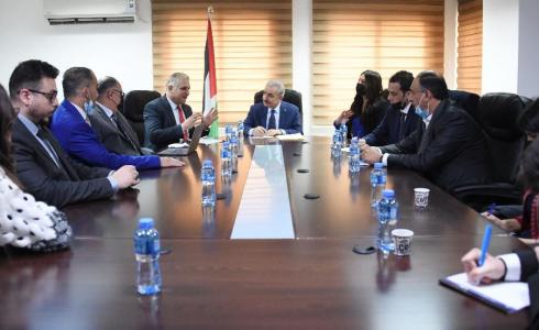 رئيس الوزراء محمد اشتية مع وزير الدولة لشؤون الريادة والتمكين المهندس أسامة السعداوي