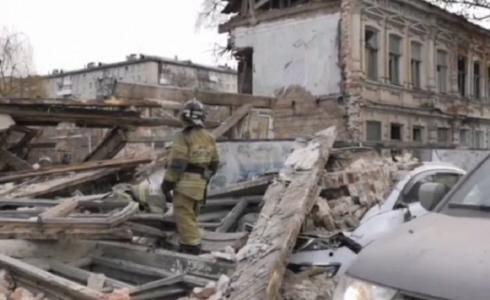 سقوط جدار منزل على سيارة