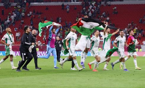لاعبو الجزائر يرفعون العلم الفلسطيني عقب الفوز على المغرب