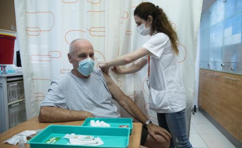 اسرائيلي يتلقى تطعيم كورونا