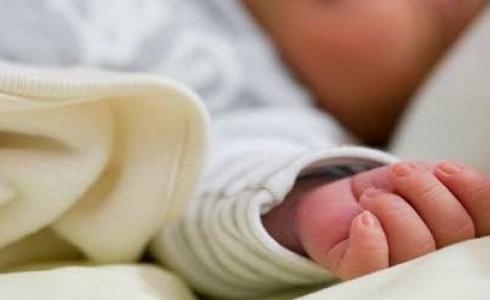 العثور على رضيعة بجانب مسجد في الرام