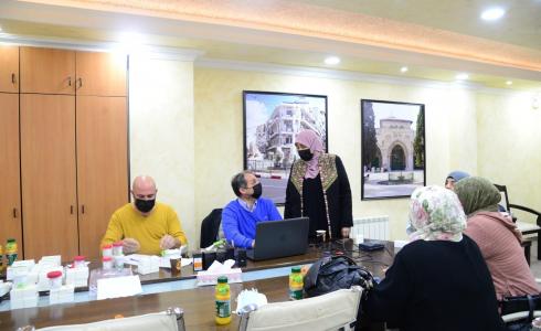 د.غنام تسلم سماعات طبيبة للعشرات من ذوي الاعاقة السمعية