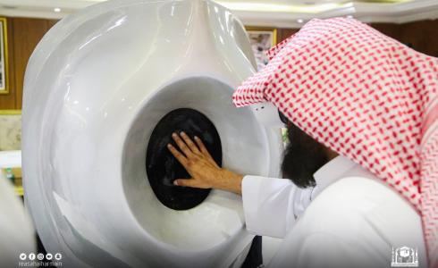 السعودية تمكن زائري الحرم من لمس الحجر الأسود افتراضيا عبر تقنية الـVR