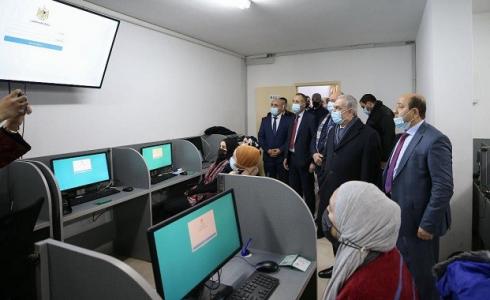 محمد اشتية خلال زيارة تفقدية لديوان الموظفين العام