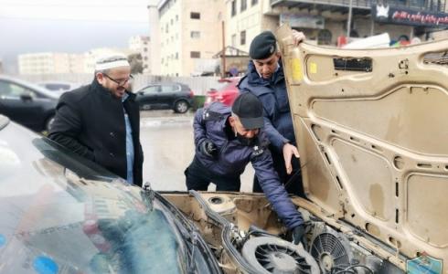 الشرطة في رام الله تقدم المساعدة للمواطنين في ظل المنخفض الجوي