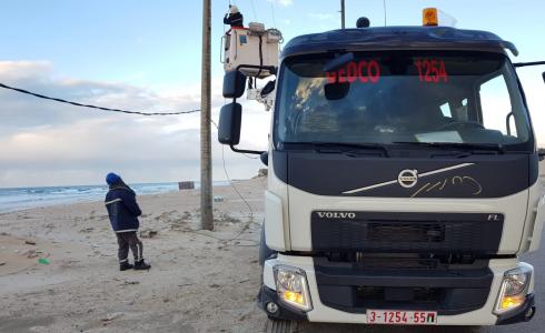 كهرباء غزة تقوم بصيانة وتركيب خط مغذي لمنطقة المواصي في خانيونس