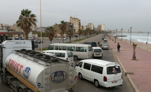 لبنانيون محتجون يقطعون الطرقات في لبنان احتجاجا على الاوضاع المعيشية الصعبة