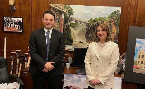 رئيس بلدية باترسون بولاية نيوجيرزي الأميركية اندريه صايغ و الفلسطينية زوريا عمار