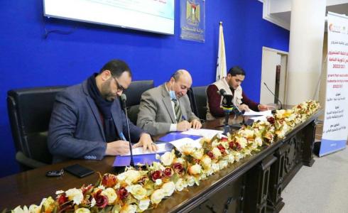 تعليم غزة توقع اتفاقية لتقديم منح مالية بـ100 ألف دولار لطلبة الجامعات