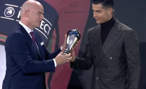 جائزة الفيفا الخاصة لكريستيانو رونالدو بعدما أصبح الهداف التاريخي للمنتخبات