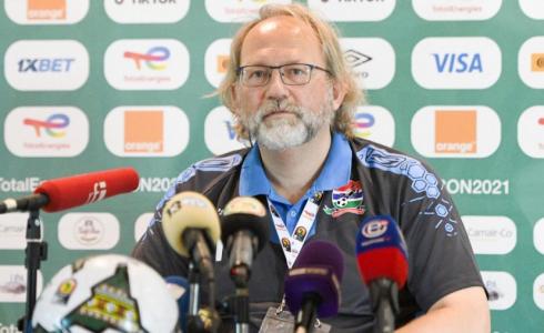 حقيقة وفاة مدرب غامبيا توم سانتفيت في الكاميرون