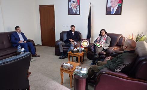 د. أحمد أبو هولي خلال لقائه مع نائب القنصل الفرنسي